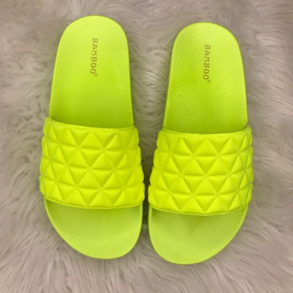 🆕 Rylie Neon Yellow Quilted Slide - Picture 4 of 8